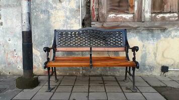 Antiquität Stühle im das alt Stadt, Dorf von Semarang foto