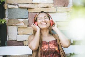glückliche junge Frau entspannt sich mit Lieblingsmusik im Café? foto
