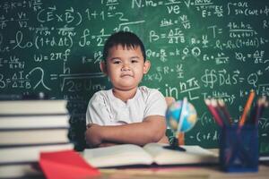 Porträt eines Jungen im Klassenzimmer. foto