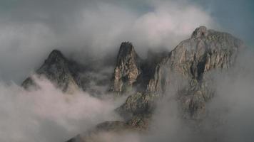 nebliger Blick auf die Berge foto