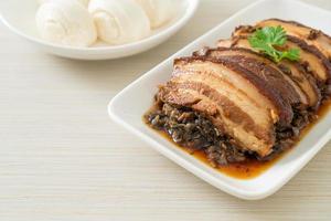 Dampfbauchschweinefleisch oder Mei Cai Kou Rou