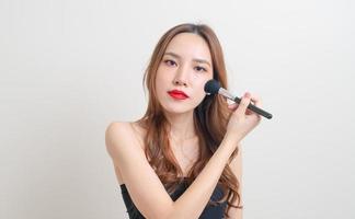 Porträt schöne Frau mit Make-up-Pinsel foto