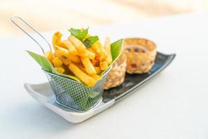 Kartoffelchips oder Pommes foto