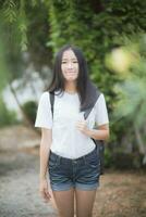 asiatisch Teenager zahnig lächelnd Gesicht Glück Stehen draussen foto