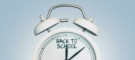 Jahrgang Alarm Uhr zeigen zurück zu Schule Pfeile. Anfang von das Schule Jahreszeit. Bildung. Studenten Start. Schule und Uhr, Konzept foto