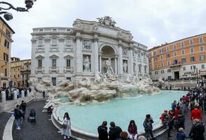 Rom Italien - - 8. November 2016 groß Nummer von Tourist Anziehungskraft zu trevi Brunnen einer von die meisten Beliebt Reisen Ziel im Rom Italien foto