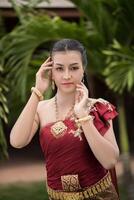 schöne Frau in typischem thailändischem Kleid foto