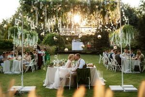 abendliches hochzeitsessen mit der familie im wald foto