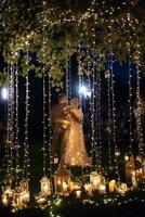 Nacht Hochzeit Zeremonie von das Jungvermählten im ein Land Hütte foto