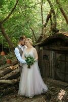 Hochzeit gehen von das Braut und Bräutigam im ein Nadelbaum im Elf Zubehör foto