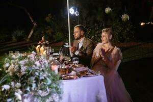 abendliches hochzeitsessen mit der familie im wald foto