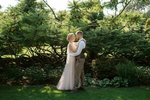 Hochzeit gehen von das Braut und Bräutigam im ein Nadelbaum im Elf Zubehör foto