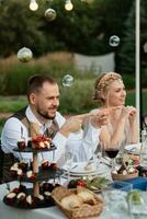 abendliches hochzeitsessen mit der familie im wald foto