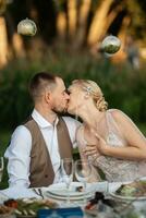 abendliches hochzeitsessen mit der familie im wald foto