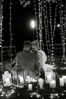 Nacht Hochzeit Zeremonie von das Jungvermählten im ein Land Hütte foto