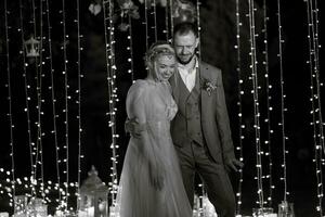 Nacht Hochzeit Zeremonie von das Jungvermählten im ein Land Hütte foto