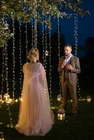 Nacht Hochzeit Zeremonie von das Jungvermählten im ein Land Hütte foto