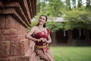 schöne Frau in typischem thailändischem Kleid foto