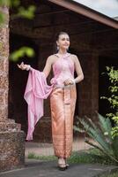 schöne Frau in typischem thailändischem Kleid foto