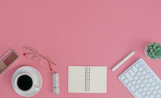 direkt über von Büro Tabelle Schreibtisch mit Tastatur auf Rosa Hintergrund foto