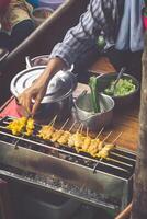 Essen im verdammt Saduak schwebend Markt in der Nähe von Bangkok, Thailand foto