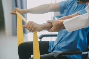 Physiotherapeut Mann geben Übung mit Hantel Behandlung Über Arm und Schulter von Athlet männlich geduldig physisch Therapie Konzept foto