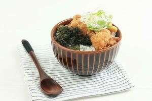 Hähnchen Karaage Reis Schüssel mit Flocken nori und geröstet Sesam Samen foto