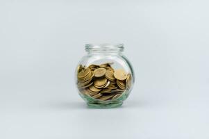 Speichern Münzen im ein Glas Krug, Münze Bank, finanziell Investitionen, Einkommen, Löhne, gegenseitig Mittel, Kasse Fluss, finanziell Wachstum, Investoren foto