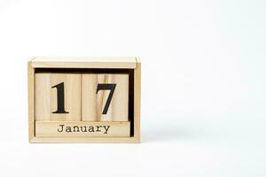 hölzern Kalender Januar 17 auf ein Weiß Hintergrund foto