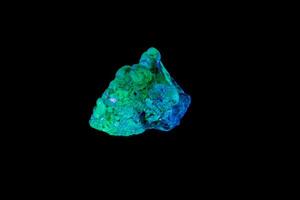 Makro Mineral Stein Opal unter ultraviolett Licht auf ein schwarz Hintergrund foto