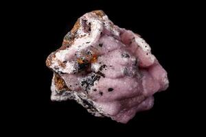 Makro Rosa Smithsonit Mineral Stein auf Mikroklin auf schwarz Hintergrund foto