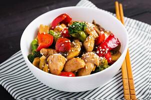 rühren braten mit Huhn, Pilze, Brokkoli und Pfeffer. Chinesisch Lebensmittel. foto