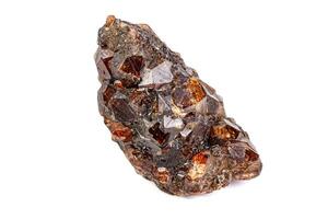 Makro Mineral Granat Stein auf ein Weiß Hintergrund foto