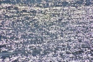 Sonne leuchtenden auf das Wasser foto