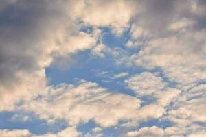 ein Blau Himmel mit Wolken und ein Flugzeug fliegend im das Himmel foto