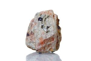 Makro Mineral Stein Magnetit auf ein Weiß Hintergrund foto