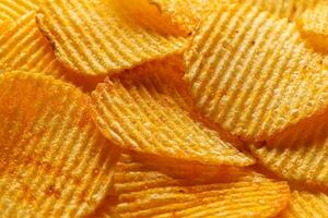 Makro von schön gewellt Gelb Chips unter das Sonne Strahlen foto