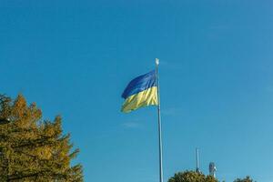 ukrainisch Flagge gegen das Blau Himmel foto