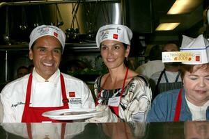 cindy Crawford la Bürgermeister Antonio villaraigosa und patrika darbo beim das la Mission Danksagung Fütterung von das obdachlos im los Engel ca. November 26 2008 foto