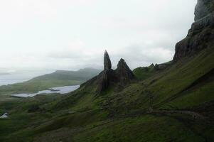 dunkel, launisch Landschaft von Insel od Skye. alt Mann von Storr. Reisen und Wandern Konzept foto