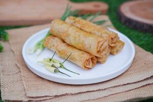 lumpia oder Lunpia, traditionell Snacks von Semarang, zentral Java, Indonesien. traditionell Frühling rollen foto