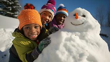 ai generativ Kinder von anders Ethnien Gebäude Schneemann im Park mit groß Schnee Decke foto
