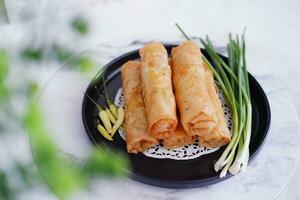 lumpia oder Lunpia, traditionell Snacks von Semarang, zentral Java, Indonesien. traditionell Frühling rollen foto