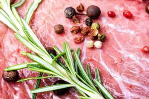 roh Rindfleisch Fleisch mit würzen foto