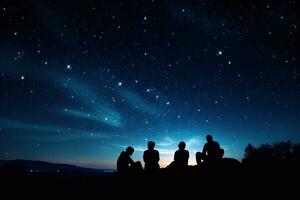 Silhouetten von Menschen Sitzung auf oben von das Berg beim Nacht, Silhouetten von Menschen beobachten Sterne im Nacht Himmel. Astronomie Konzept, ai generiert foto