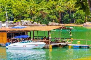 ilha grande brazil 23. november 2020, mangrovenstrand und pousostrand mit schwimmrestaurant foto