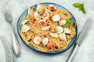 Spaghetti mit Venusmuscheln im Weiß Wein foto