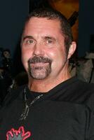 Kane Hodder Unterzeichnung von das Neu DVD Freisetzung seine Name war jason 30 Jahre von Freitag das 13 beim dunkel Delikatessen Geschäft im Burbank ca. auf Februar 3 2009 2008 foto