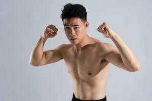 Bild von asiatisch männlich Athlet mit gut Körperbau auf Weiß Hintergrund foto