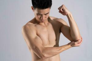 Bild von asiatisch männlich Athlet mit gut Körperbau auf Weiß Hintergrund foto